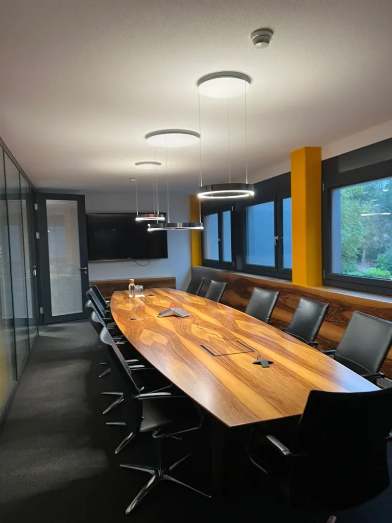 Holztisch mit Beleuchtung im Sitzungszimmer Jungheinrich AG